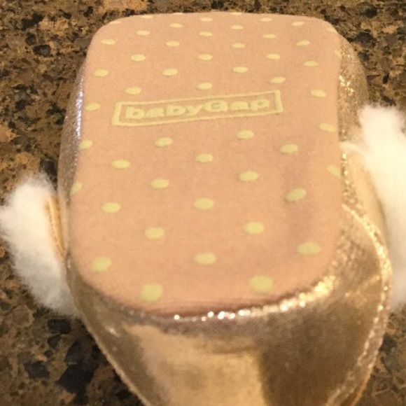 Baby Gap Girls 3-6 Months (size 2) Gold and Faux Fur Dress Shoes - Picture 4 of 5
